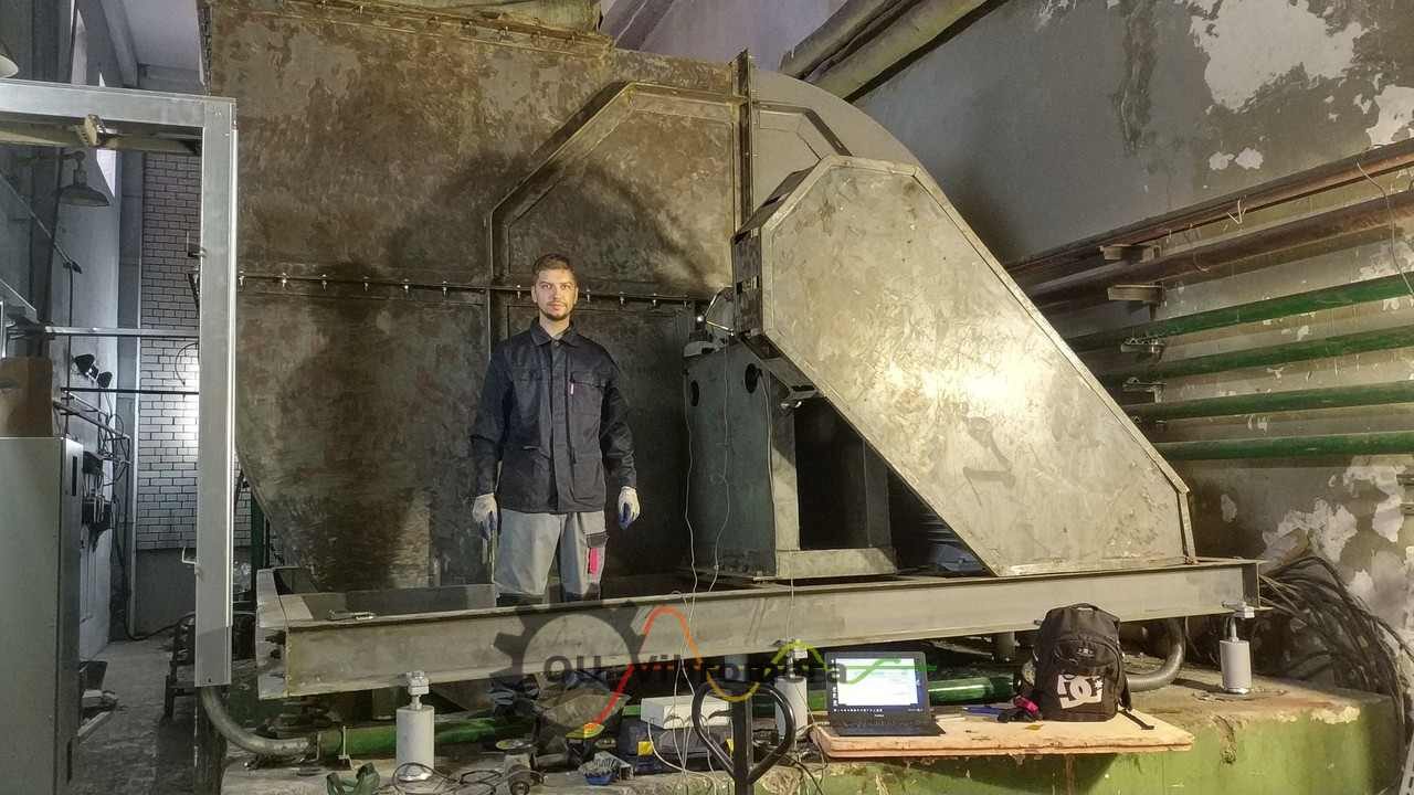 Insener teostab tööstusliku ventilaatori välitööde tasakaalustamist kaasaskantava seadme abil