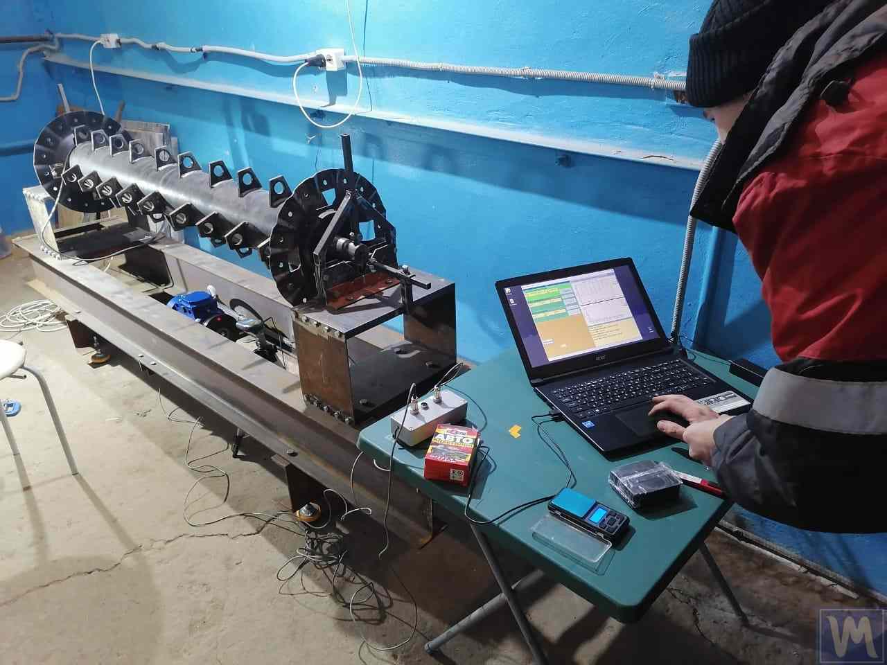 Näide moderniseeritud tasakaalustuspingist Balanset-1A OEM süsteemiga.
